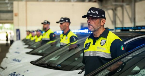 Agentes da Polícia Municipal do Porto junto a viaturas (foto de arquivo do Município)
