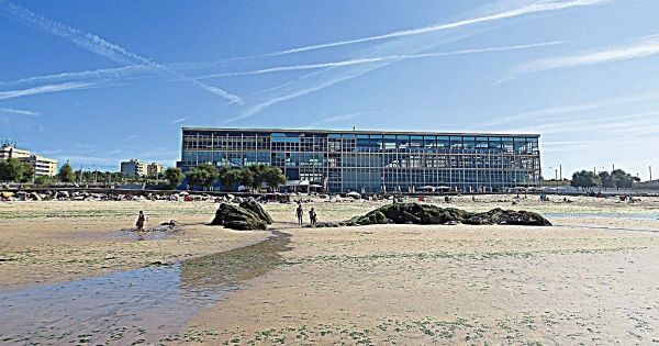 Edifício Transparente, em frente à Praia Internacional, no Porto