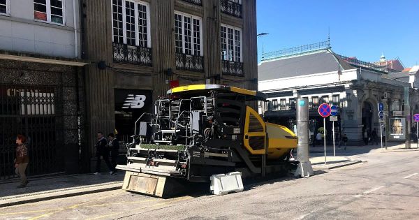 Máquina de pavimentação numa obra na Rua de Fernandes Tomás, no Porto (foto de arquivo)
