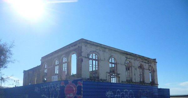 A antiga subestação dos elétricos, hoje Kasa da Praia, junto ao Castelo do Queijo, em 2012, antes da renovação (foto de arquivo)