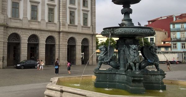 Edifício da Reitoria da Universidade do Porto e a Fonte dos Leões (foto de arquivo)