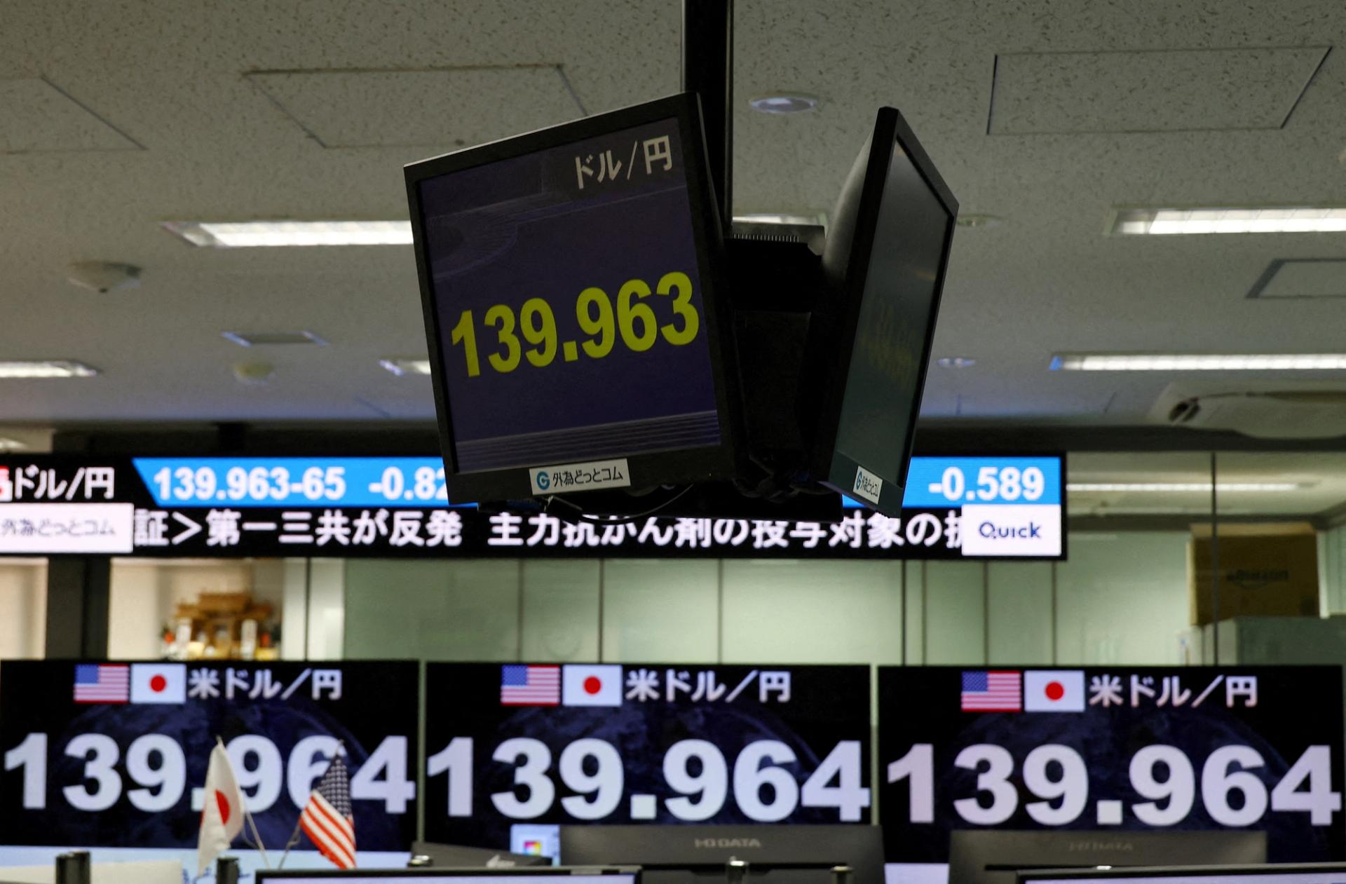 Monitors displaying the current Japanese Yen exchange rate against the US dollar.