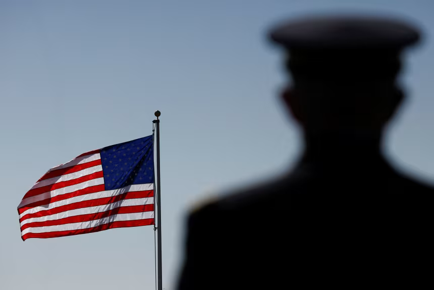 La bandera de Estados Unidos ondea en el Pentágono el 19 de septiembre de 2025.
