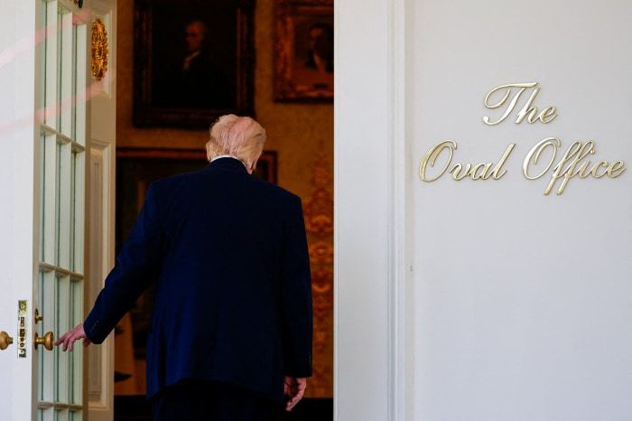 Trump Promises Mass Pardons to Staff Before Leaving Office