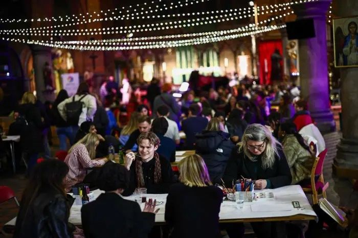 Digital Detox: Young Adults Flock To London 'Offline' Nights