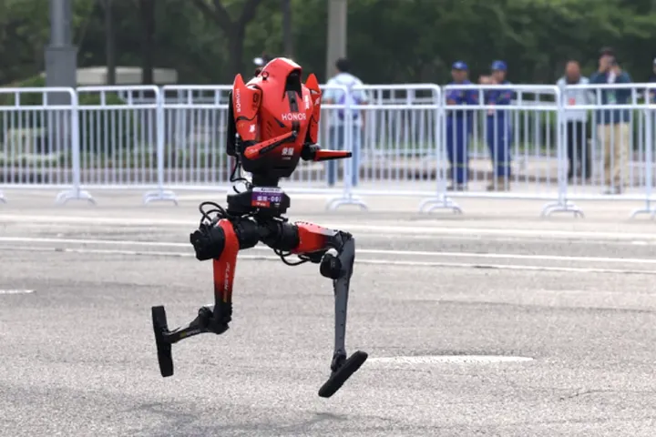 Robot smashes human record in half-marathon – as another self-destructed