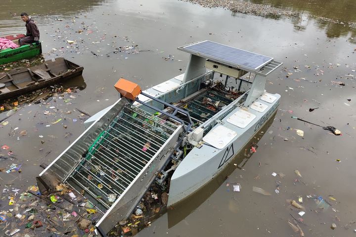 Autonomous marine trash gobbler takes on invasive weeds too