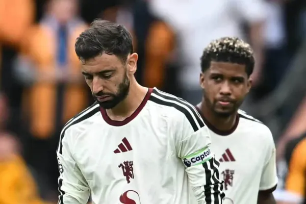 曼联为何在与赫尔城的比赛中体能消耗战中落败？谁在这场爆冷胜利中表现突出？