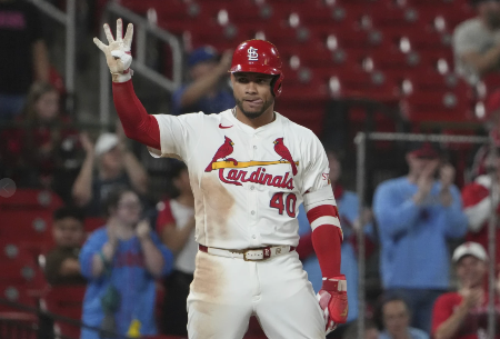 Willson Contreras holding up four fingers