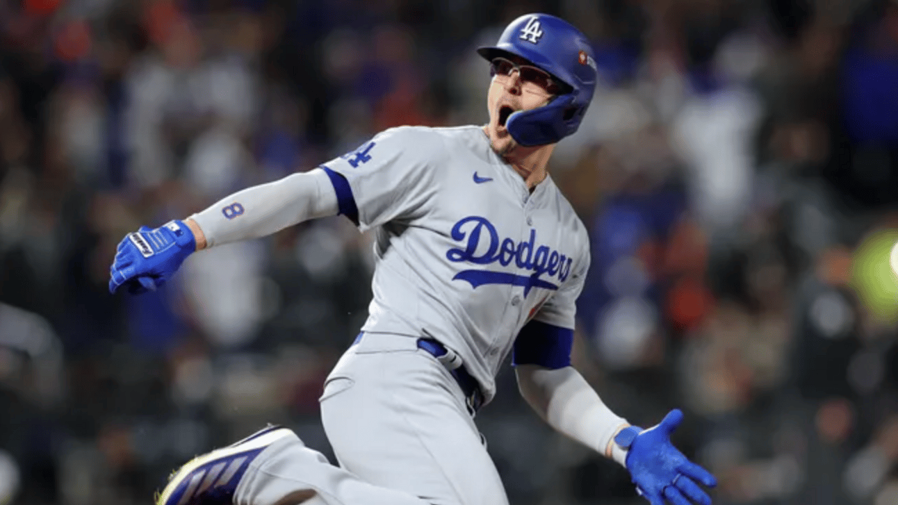 Kiké Hernández rounding the bases