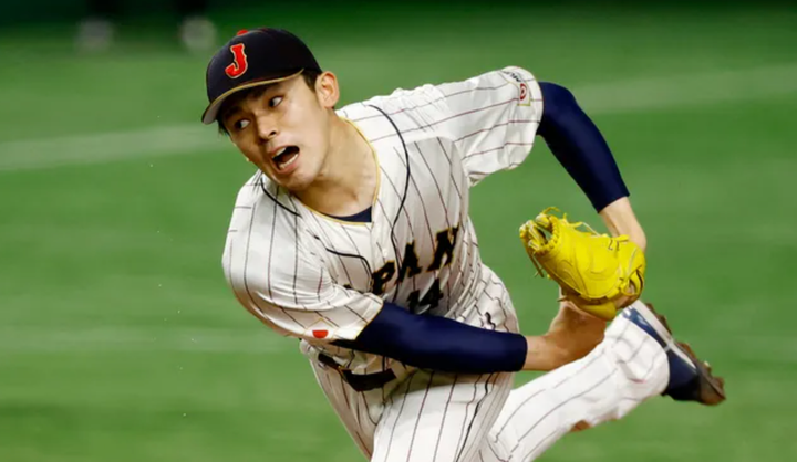 Roki Sasaki pitching