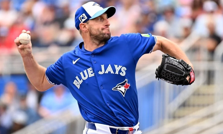Max Scherzer pitching for the Blue Jays