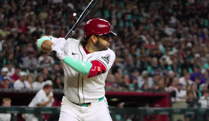 Eugenio Suárez batting