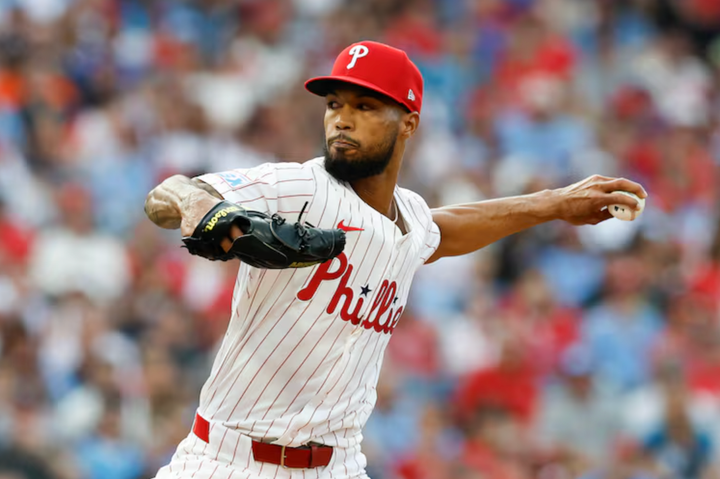 Cristopher Sánchez pitching