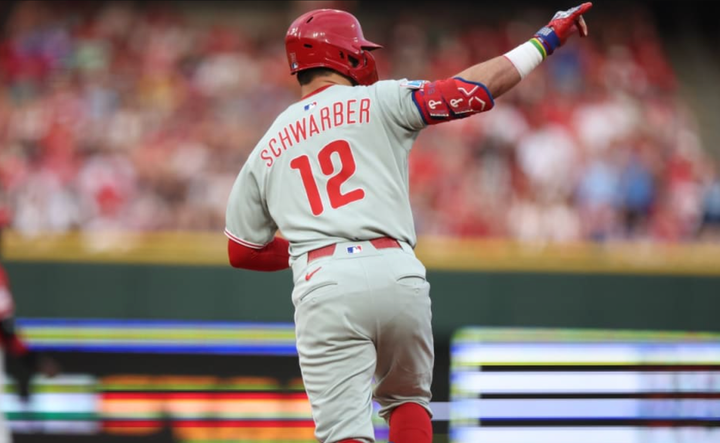 Kyle Schwarber rounding the bases