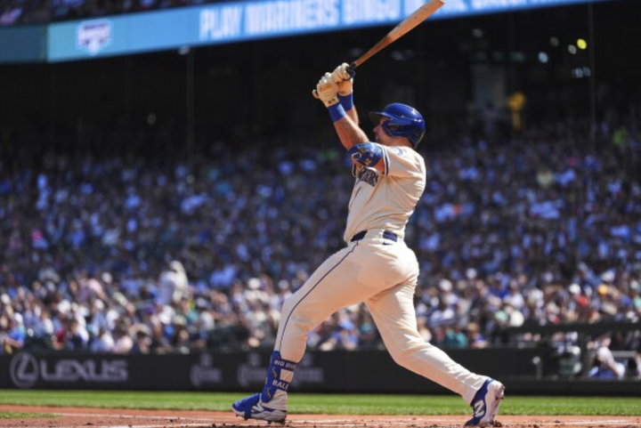 Cal Raleigh hitting a home run