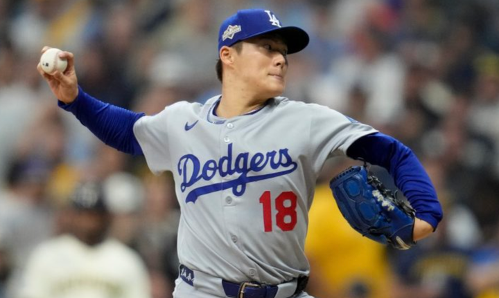 Yoshinubo Yamamoto throwing a pitch for the Dodgers