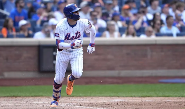 Brandon Nimmo running the bases