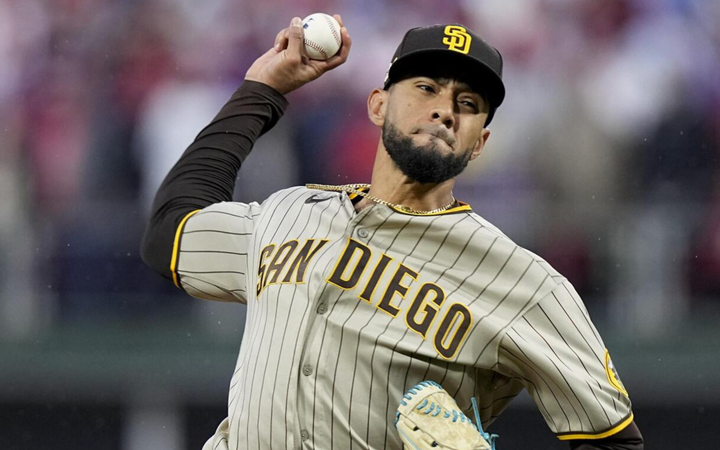 Robert Suárez pitching 