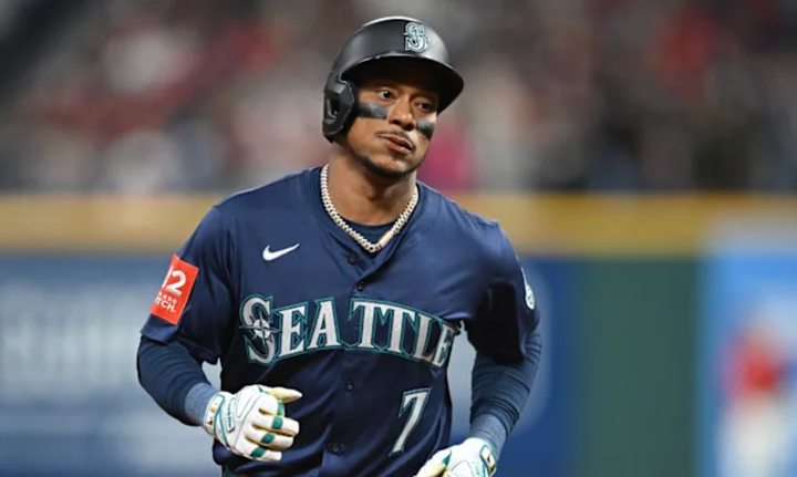 Jorge Polanco jogging around the bases