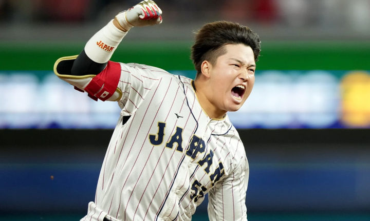 munetaka murakami pumping his fist while rounding the bases for team Japan