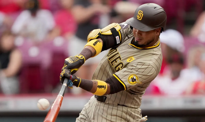 Luis Arráez hitting a ball