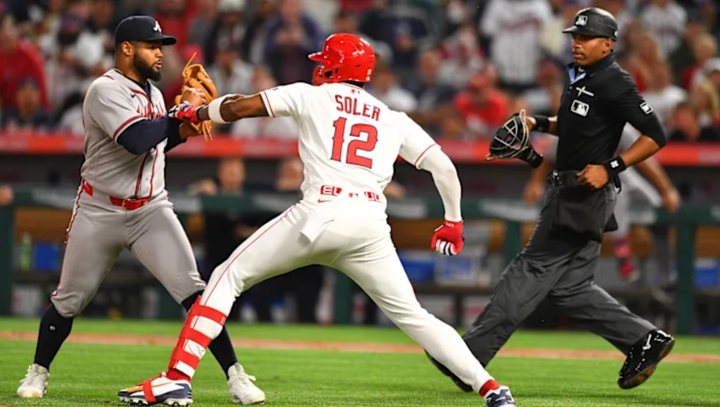 Jore Soler winding up to throw a punch at Reynaldo López
