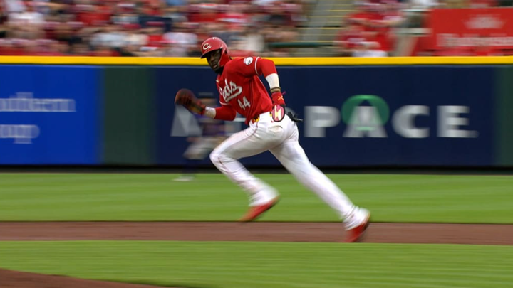 Elly De La Cruz stealing a base