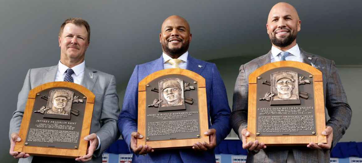 Jeff Kent, Andruw Jones, and Carlos Beltrán with Hall of Fame plaques