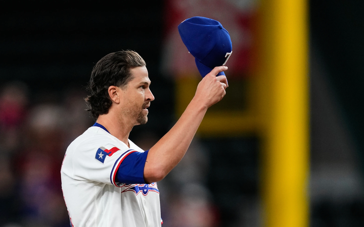 Jacob deGrom tipping his cap to the crowd