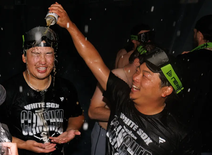 White Sox players pouring beer on each other