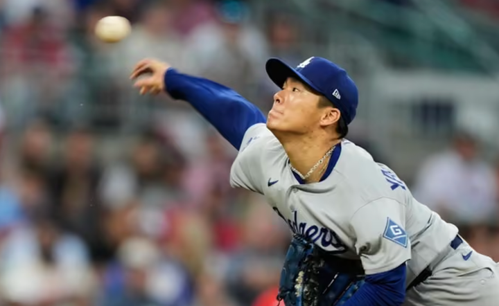 Yoshinobu Yamamoto pitching