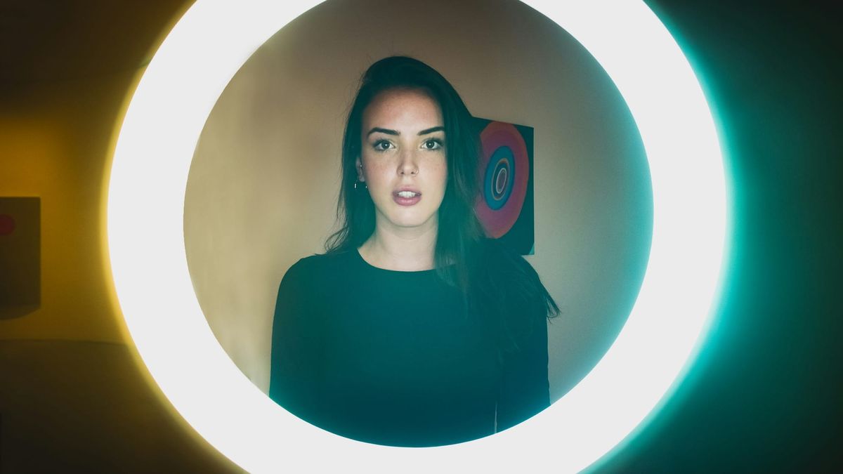 Femme devant une ringlight