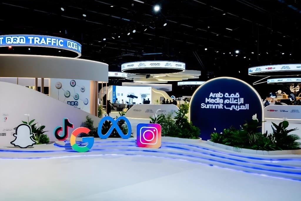 قمة الإعلام العربي 2025: المستقبل بين الحقيقة المحاصرة وخوارزميات لا تشم رائحة الإسبريسو! 