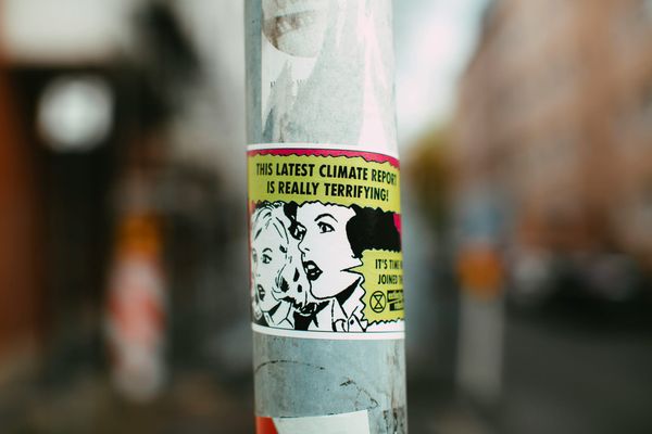 Sticker sur la crise climatique sur un poteau