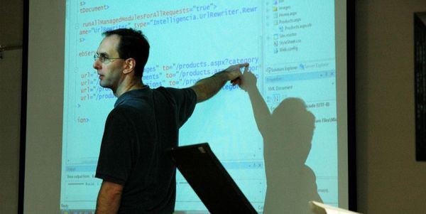 Main pointing to screen