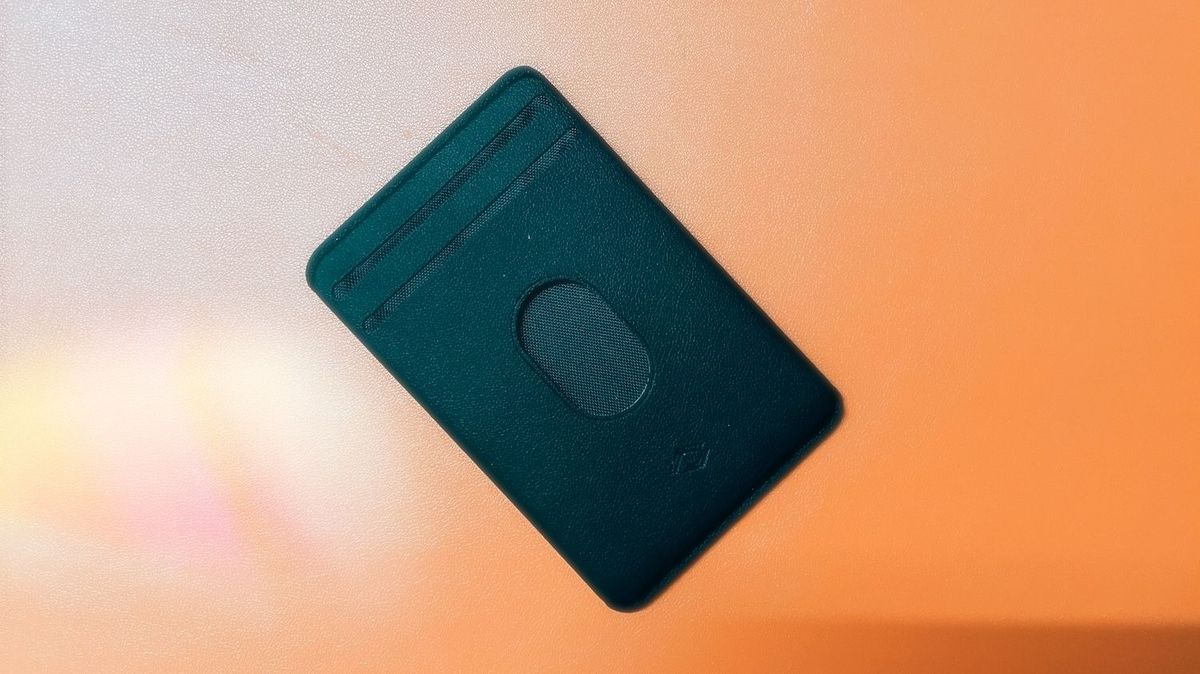 MagSafe wallet on table mat