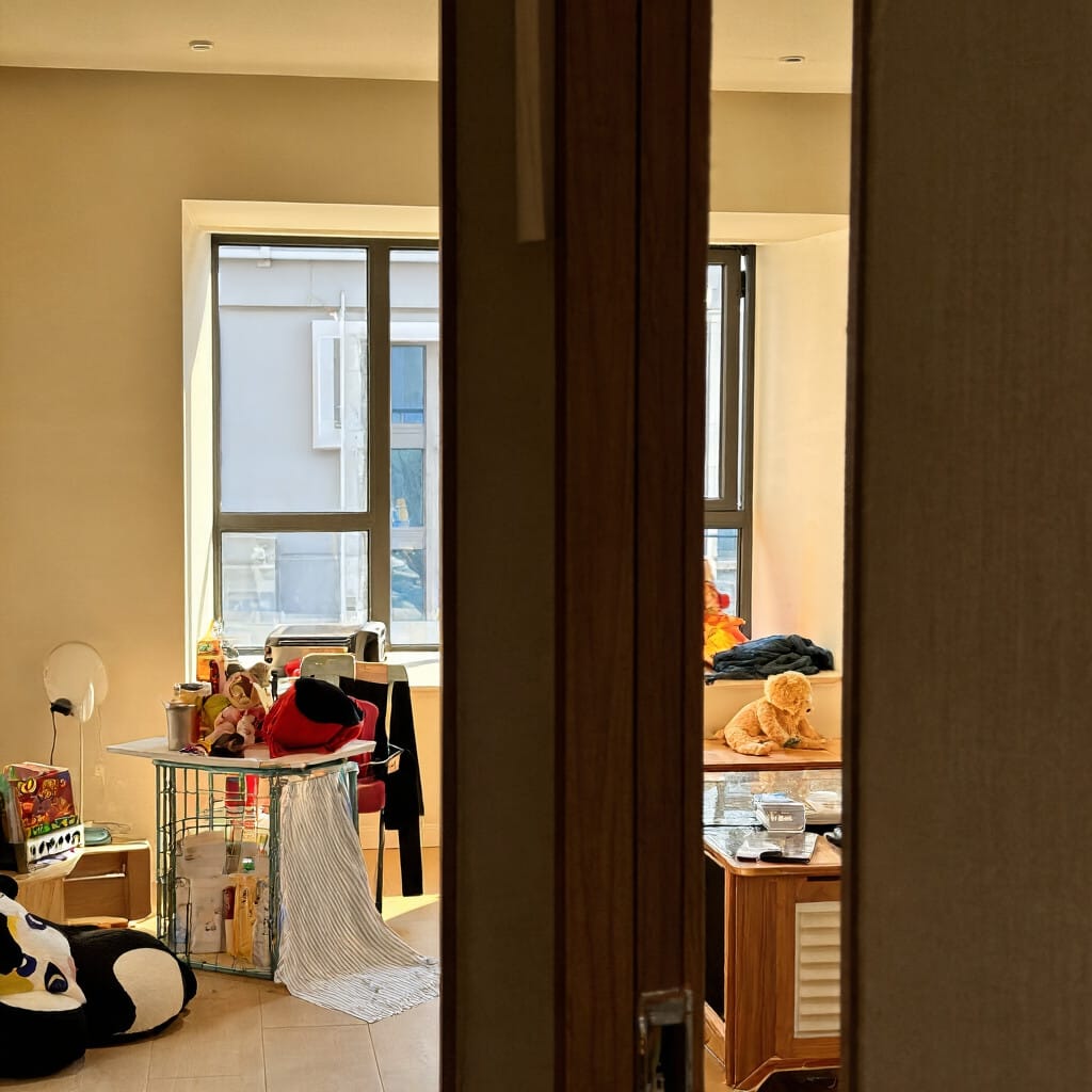 Composition example emphasizing a strong foreground element