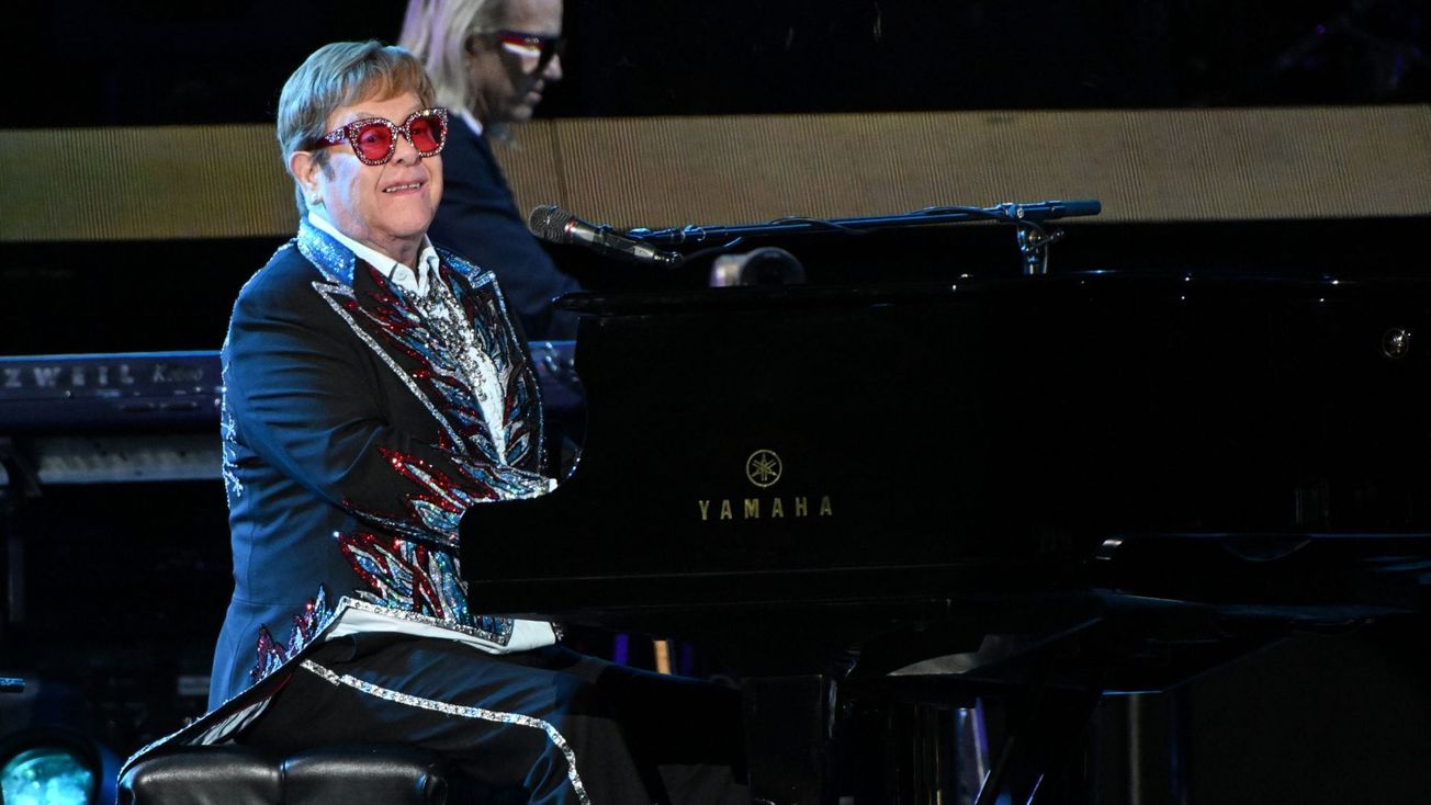 Elton John becomes an EGOT winner