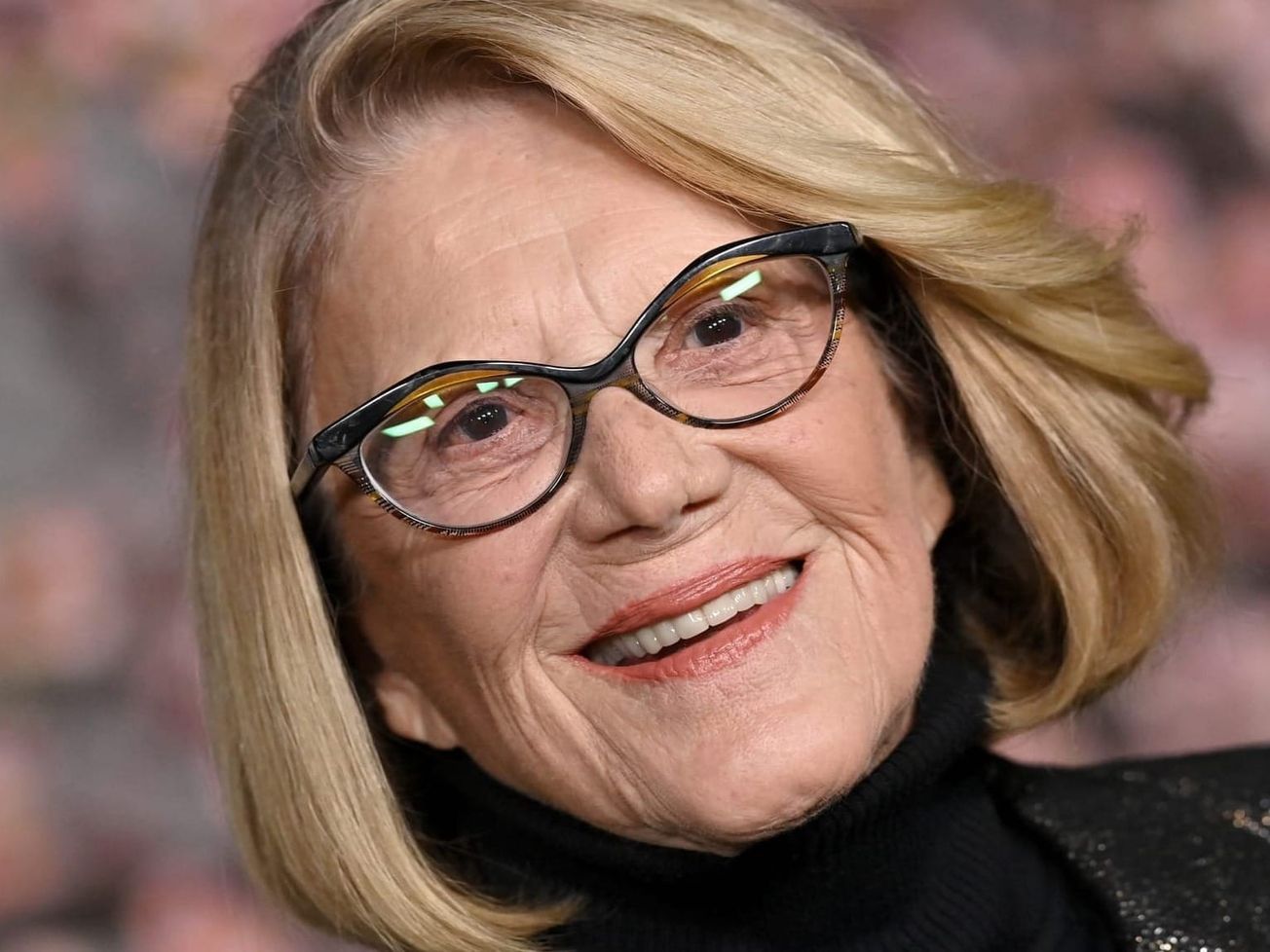 Broadhurst Theatre will dim marquee lights in honor of Linda Lavin