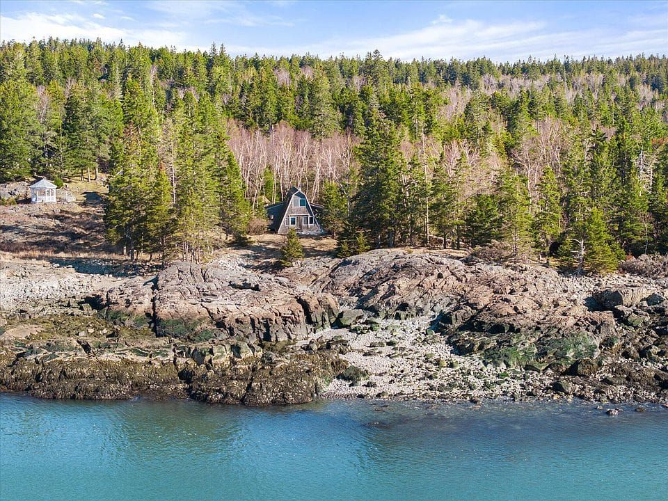 Meet your next Maine obsession: BAYLIGHT ANGLE HOUSE! 🏡✨ Nestled on the wild, beautiful coastline of Harrington, ME, th