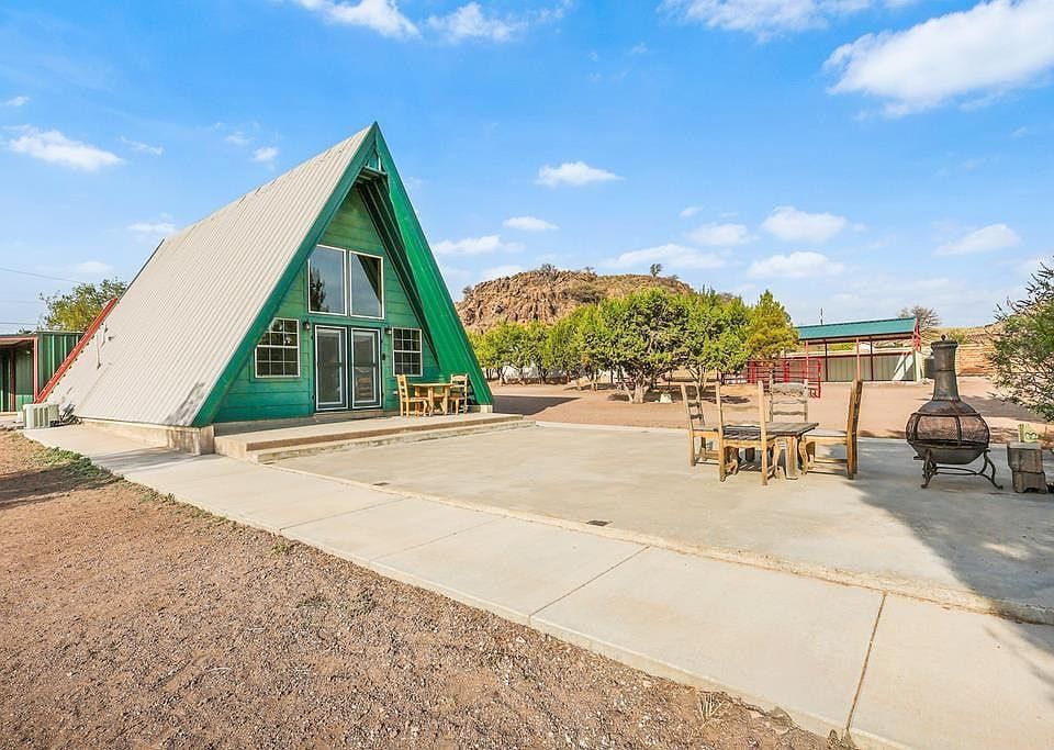 Say hello to your next adventure at Valley Vista Villas! 🏡✨ Nestled in the heart of Fort Davis, TX, this quirky ranchet