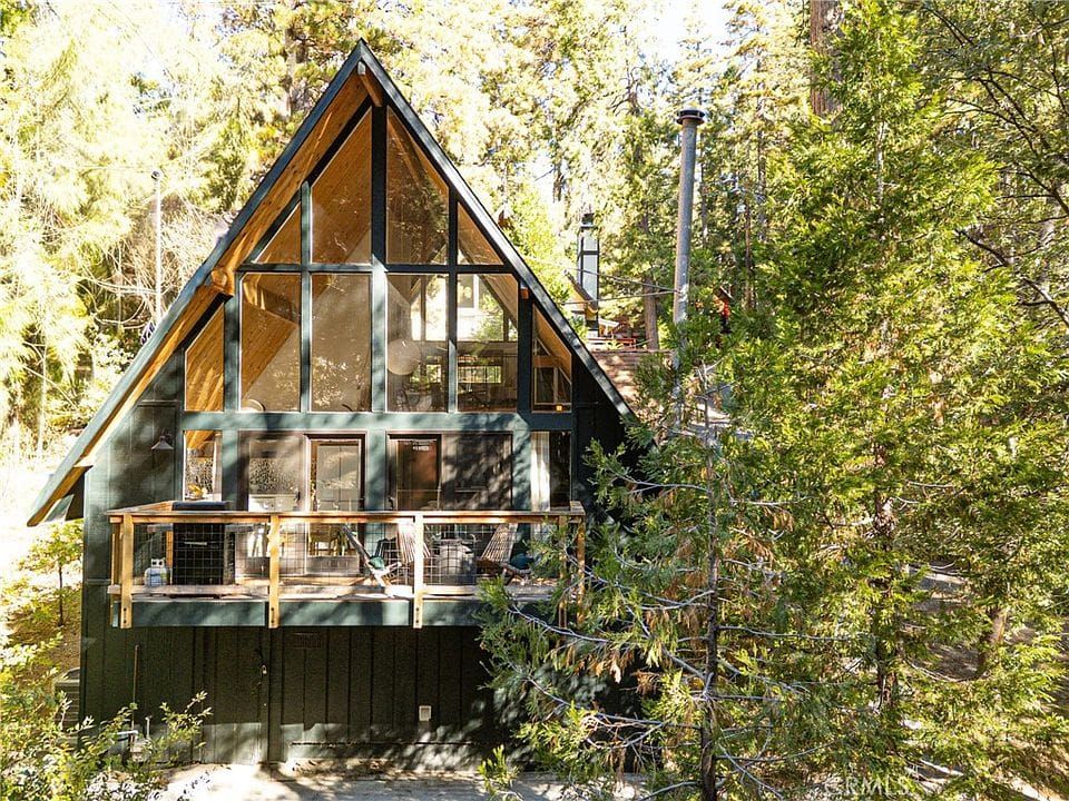 Say hello to your next adventure: TRIANGLE GROVE HIDEAWAY! 🌲✨ Nestled in the heart of Lake Arrowhead, CA, this retro-ch