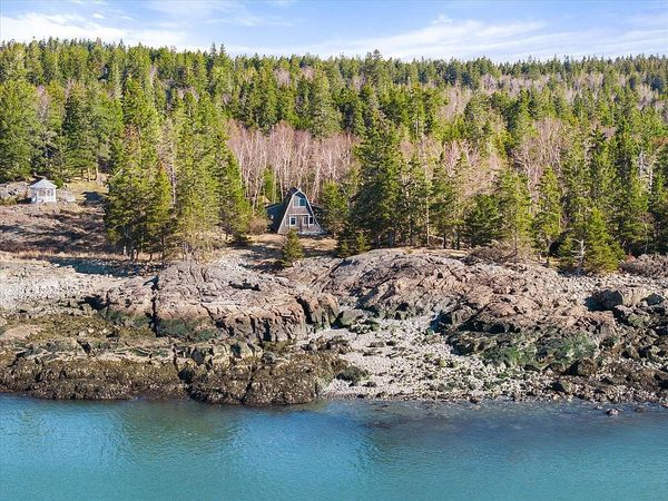 Meet your next Maine obsession: BAYLIGHT ANGLE HOUSE! 🏡✨ Nestled on the wild, beautiful coastline of Harrington, ME, th
