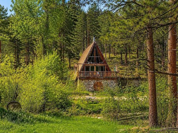STORYBOOK STREAM CABIN