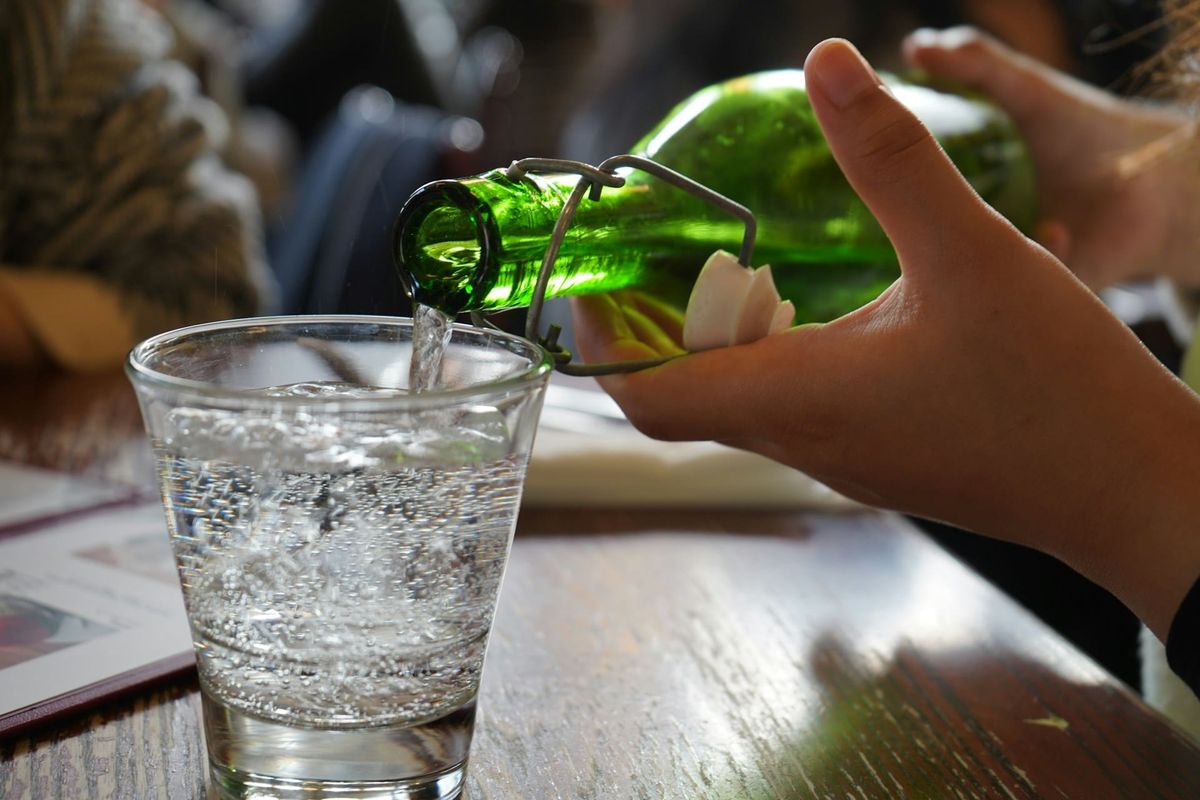 Sparkling water vs soda: which is the better low-sugar choice?