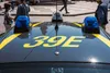 Auto Guardia di Finanza con lampeggianti in una piazza italiana