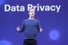 Mark Zuckerberg sul palco che parla alla platea in occasione dell'evento F8 2018 Keynote
