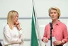 Ursula von der Leyen e Giorgia Meloni davanti alle bandiere Italiana