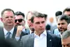 Il senatore Flávio Bolsonaro (PL-RJ) in mezzo alla folla dopo un discorso agli elettori